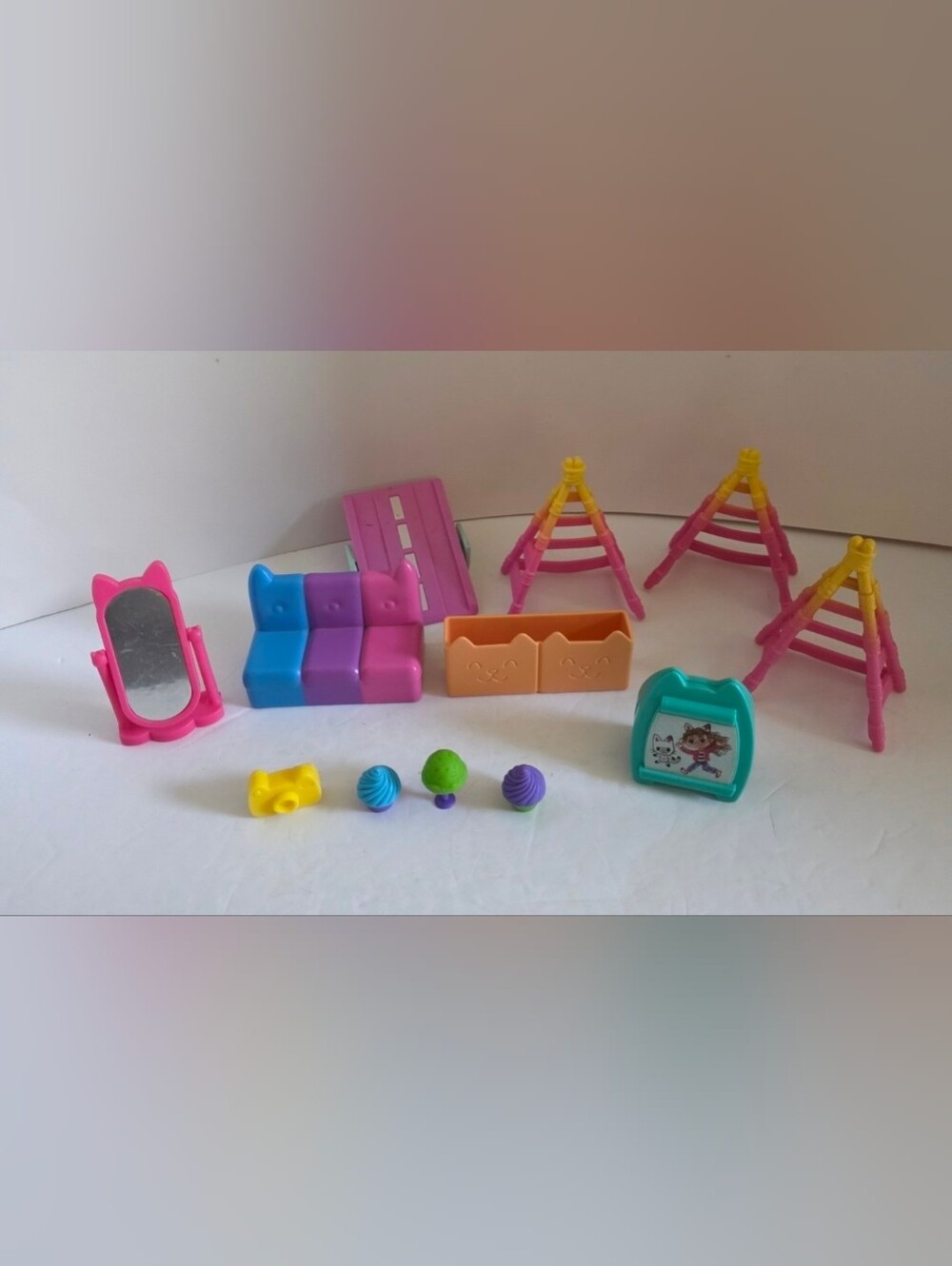 Gabbys Dollhouse Furniture And Accessories Lot Of 12 Pieces Replacement Parts
